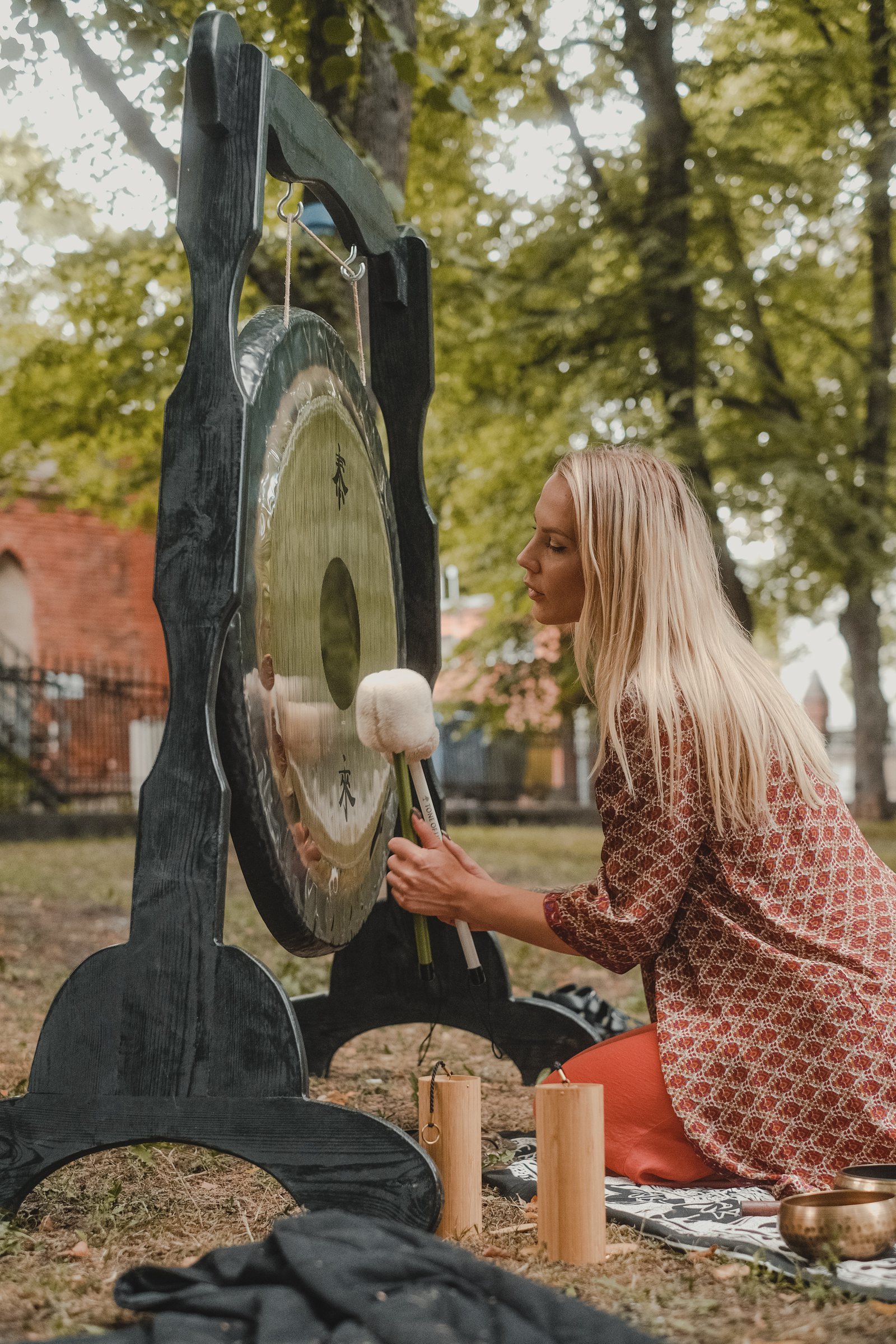 Kristiāna Bērena Rautenfelda vada skaņu meditāciju pie gonga.