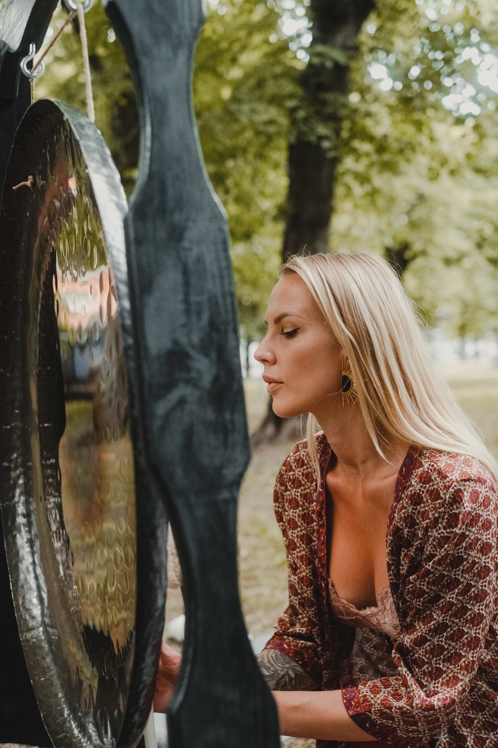 Kristiāna Bērena Rautenfelda mierpilnā skaņu praksē pie gonga.