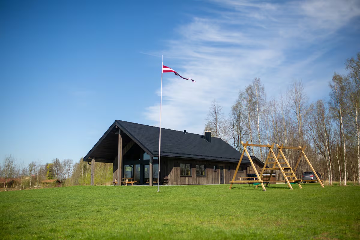 Retrīta māja plašā, zaļā teritorijā netālu no Lādezera.