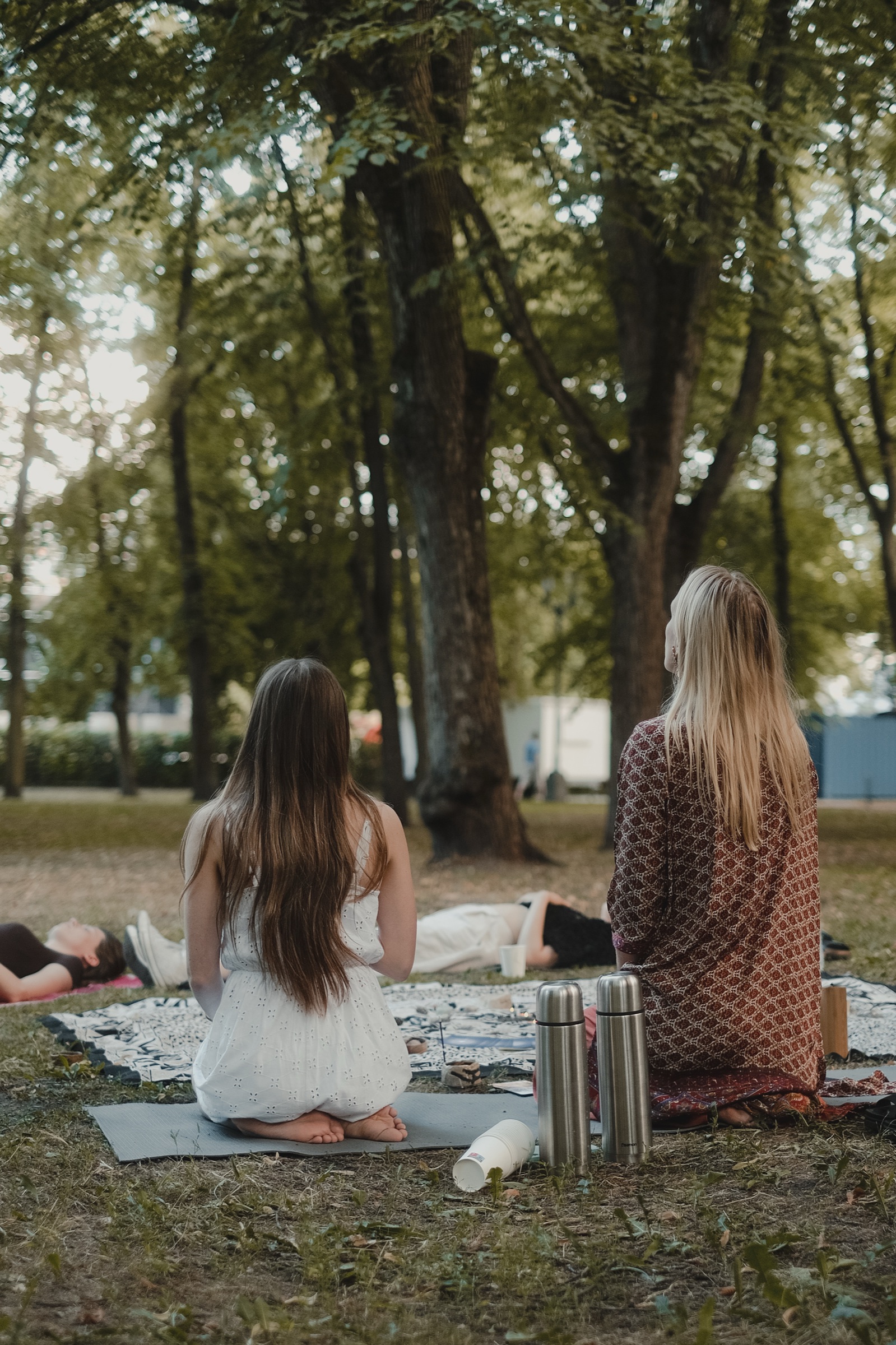 Sintija un Kristiāna vada mierpilnu praksi sieviešu aplī.